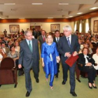 Francisco Javier Álvarez Guisasola, Ana Pastor y José Ángel Hermida en el Aula Magna.