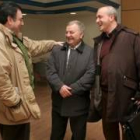 Fidel Cerezales (izquierda) habla con Andrés Domíngez (centro) y Julio Arias, ayer en la sede del PP