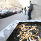 Colillas en un cenicero en una calle de París.