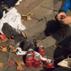 Menores haciendo botellón en la plaza del Sol de Gràcia un sábado por la tarde.