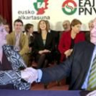 Begoña Errati estrecha la mano de Xavier Arzalluz tras el pacto electoral al que llegaron ayer