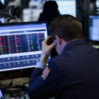 Corredores reaccionan durante el cierre anoche de la Bolsa de Nueva York