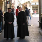 Hortensio y Bernardo Velado, con su atuendo sacerdotal habitual, en imagen de archivo.