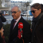 La madre de Nadia Nerea llega al juzgado de La Seu d'Urgell acompañada de su abogado, el pasado 9 de diciembre.