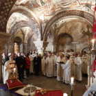 El acto se celebró en el claustro de la Basílica de San Isidoro, con presencia de los miembros de la cofradía. JESÚS F. SALVADORES