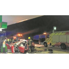 El coche estrellado en la gasolinera de Castellón.