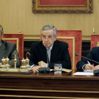 El concejal de Hacienda, Agustín Rajoy, el alcalde, Emilio Gutiérrez y el portavoz del PP, José María López Benito, durante la celebración del Pleno.
