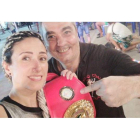 Yohanna Alonso luce su título de campeona del mundo junto a su entrenador. DL
