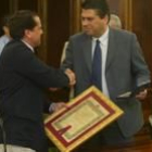 Amilivia entrega a Javier Ochoa, presidente de la RFEA, la medalla