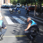 Los agentes de la Policía Local realizan mediciones después del atropello.