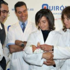 El bebé con el equipo médico del hospital Quirón que ha obtenido este éxito en España.