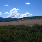 La campa de La Campona y parte de las vistas que sirve en bandeja, con el pequeño refugio totalmente restaurado que permite ver amanecer en un paraje insólito y accesible para cualquiera que quiera disfrutarlos..