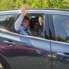 Puigdemont saluda desde su coche el lunes en la abadía de Sant Miquel de Cuixà, en Francia. DAVID BORRAT