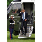 Obama saluda a su llegada a la Casa Blanca, en Washington