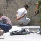 Un hombre palestino es registrado por un soldado israelí en la región de Cisjordania