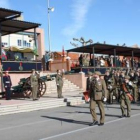 Los artilleros desfilan ante el general jefe del Maca, Tomás Rivera, durante la parada militar.