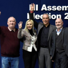 Candidatos del Sinn Fein celebran los buenos resultados electorales.
