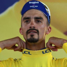 Julian Alaphilippe se ajusta el jersey amarillo en el podio de Toulouse.