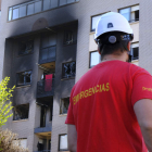 Imagen de un efectivo del 1-1-2 ante una explosión de gas en una vivienda. FERNANDO SANZ