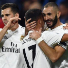 Lucas Vñazquez y Benzemá celebran el primer gol. EFE