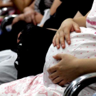 Detalle de una mujer embarazada en la consulta del médico. BAO DUNYUAN
