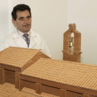 Valentín Mon, con una de sus maquetas. ACACIO DÍAZ
