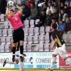 Diego Calzado se hace con el balón durante el partido disputado en el Ángel Carro de Lugo.