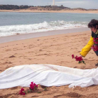 Mujer pone flores ante el cadaver de un migrante