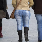 Mujer con sobrepeso en una calle de Barcelona.