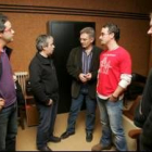 Nespral, al fondo, charla con Santiago, del Consejo, y Martínez Pintor