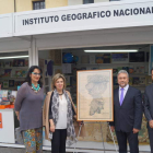 Teresa Mata, María José Salgueiro y responsables del Instituto Greográfico Nacional en la Feria del Libro de León. DL