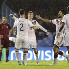 Kroos celebra el gol marcado en el último minuto con sus compañeros de la selección alemana.