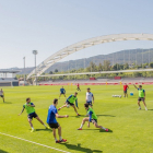 Jugadores del Athletic Club de Bilbao se entrenan por turnos y en grupos de diez, dirigidos por el entrenador, Gaizka Garitano, en las instalaciones del club e Lezama.  EFE/Athletic Club