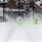 Operarios retiran nieve en la estación de ferrocarril de Busdongo