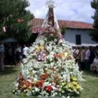 Imagen de la Virgen del Villar delante de su ermita al término de la romería en su honor