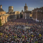 Concentración en apoyo a las víctimas del accidente del metro de València, en la plaza de la Virgen, en el 2013.