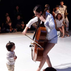 Una de las intérpretes interactúa con uno de los bebés. DL