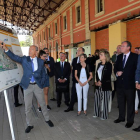 El ministro de Fomento, acompañado del alcalde, escucha las explicaciones técnicas en la vieja estación de Renfe de León bajo la marquesina que inspiró Eiffel.