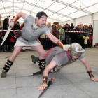 Un astur y un romano pelean en el interior de la carpa de la plaza Mayor.