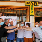 La peña de amigos celebra ayer en Mayorga el premio millonario de la lotería. R. GARCÍA