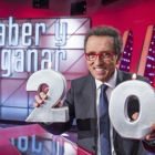 Jordi Hurtado posa, feliz -y con gafas nuevas-, en el plató de 'Saber y ganar', durante los preparativos de los especiales.