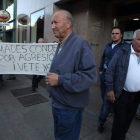 Clemades Rodríguez, derecha, abandona el Pleno a la cabeza de sus fieles, junto a una pancarta que le pide que se vaya.