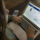 Una adolescente se dispone a entrar en su cuenta de Facebook.