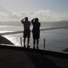 Dos turistas toman fotos del Golden Gate Bridge, en San Francisco, en una imagen de archivo