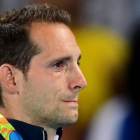 El pertiguista francés Renaud Lavillenie no puede reprimir las lágrimas durante la ceremonia de entrega de medallas.
