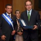 Chamorro recoge la placa en representación del Ayuntamiento de manos de Isidro de Celis