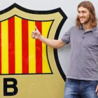 Dmytro Chygrynskiy posa junto al escudo del Barça, su nuevo equipo.
