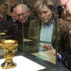 Imagen de archivo del Santo Grial en la exposición de ‘Tesoro Sagrado’. En la foto, la entonces ministra de Cultura, Pilar del Castillo, y el comisario de la muestra, Isidro Bango.