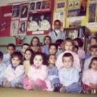 Los alumnos de cinco años del colegio de Cacabelos, junto al mural