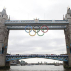 Los anillos olímpicos, colgados del famoso puente de la Torre de Londres.
